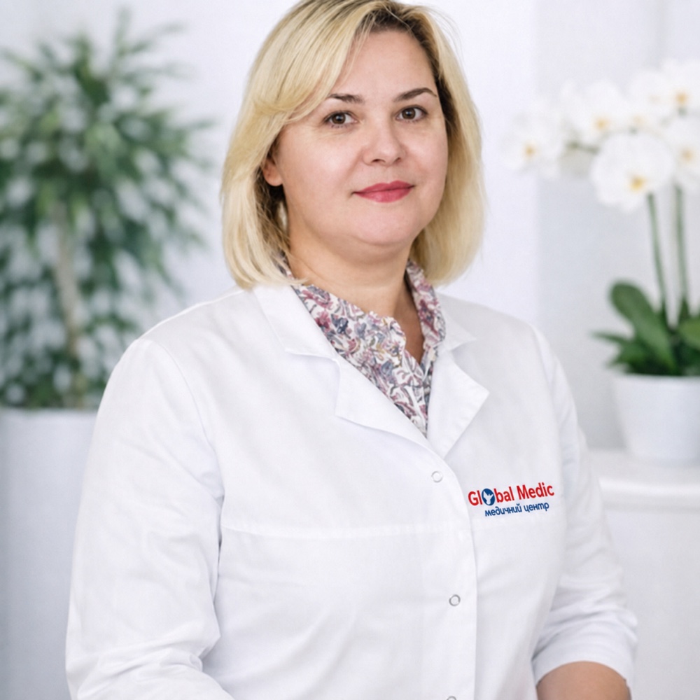 Лікарка-рентгенолог Юлія Шараєвська у фірмовому халаті Global Medic